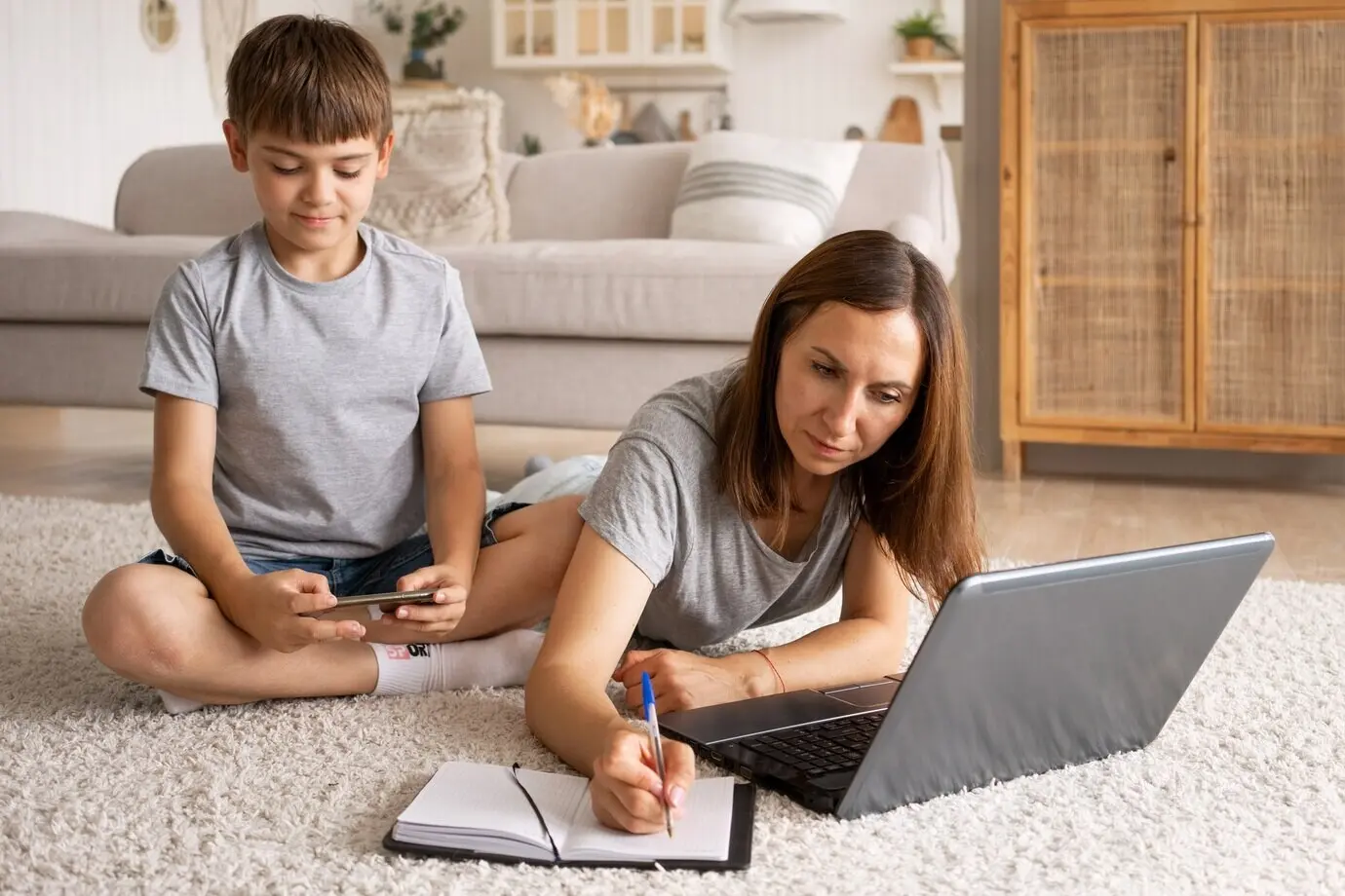 Evden çalışan bir kadının tam boy çekimi.