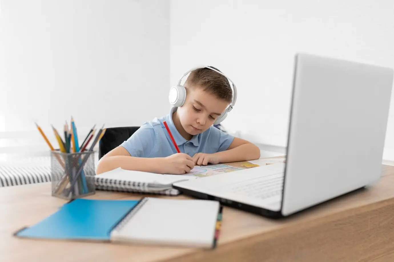 Çizim yapan bir erkek çocuğun orta çekimi